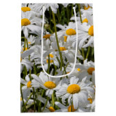Een veld van Oxeye Daisies Medium Cadeauzakje (Achterkant)