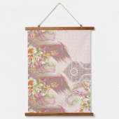 Een verfijnde bloemige regeling met  det hangend wandkleed (Voorkant)