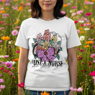 Een verpleegster die Jezus liefheeft Boog Stethosc T-shirt
