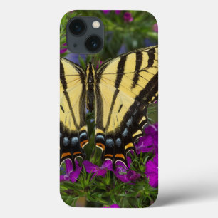Een Viceroy Butterfly op Donk Pink Flowers iPhone 13 Hoesje