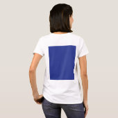 Een vliegtuig dat in de lucht vliegt met een blauw t-shirt (Achterkant volledig)