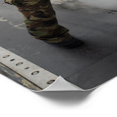 Een vliegtuig regisseur signaleert een F/A-18C Hor Poster (Hoek)