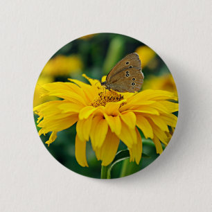 Een vlinder op een gele bloemknop ronde button 5,7 cm