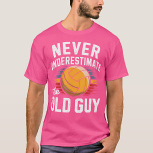 Een volleybalspeler onderschat de oude man nooit t-shirt