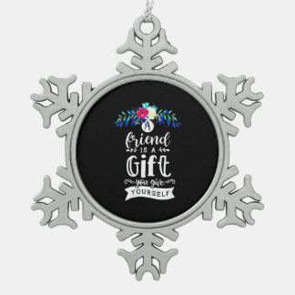 Een vriend is een cadeau. tin sneeuwvlok ornament