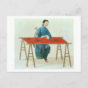 Een vrouw die borduurt, bord 41 van 'The Costume o Briefkaart