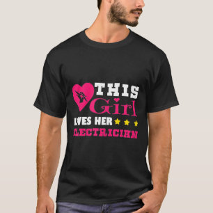 Een vrouw die een elektricien geeft dit meisje hou t-shirt