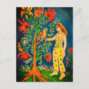 Een vrouw die naast een fantasieboom staat briefkaart