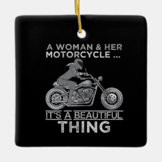 Een vrouw en haar motorrijtuigenartikelen voor fie keramisch ornament