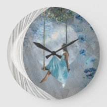 Een vrouw in een blauwe jurk op een vleugel