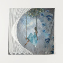 Een vrouw in een blauwe jurk op een vleugel