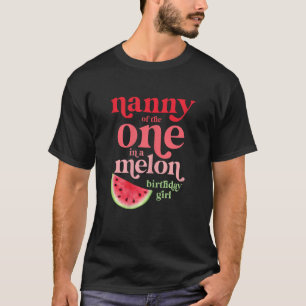 Een vrouw in een Melon Birthday Girl T-shirt