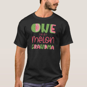 Een vrouw in een Melon Grandma Cute Watermelon Fir T-shirt