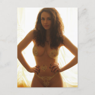 Een vrouw in vleeskleurig lijfpak met borduurwerk briefkaart