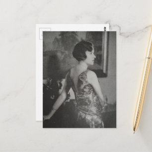 Een vrouw in zwart-wit uit 1930 briefkaart