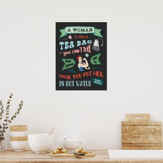 Een vrouw is als een theezak poster (Keuken)
