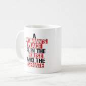 Een vrouw is thuis en de senaat koffiemok (Voorkant links)