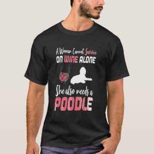 Een vrouw kan niet alleen op wijn overleven, maar t-shirt