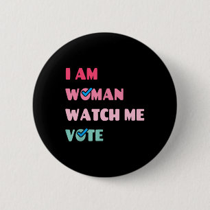 Een vrouw kijkt me stemmen ronde button 5,7 cm