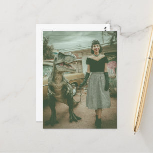 Een vrouw loopt met haar huisdier T-Rex Briefkaart