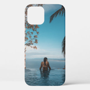 Een vrouw met een zwarte bikini kraan zwemt op het iPhone 12 hoesje