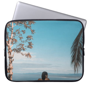 Een vrouw met een zwarte bikini kraan zwemt op het laptop sleeve
