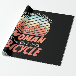 Een vrouw op een fiets cadeaupapier