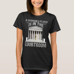 Een vrouwenplaats is in de Courtroom Law School La T-shirt