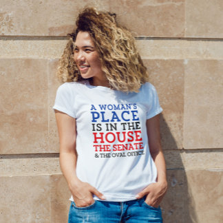 Een vrouwenplaats is in het huis t-shirt