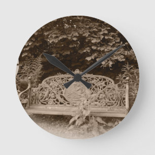 Een wandklok met een oude gefaseerde blik ronde klok