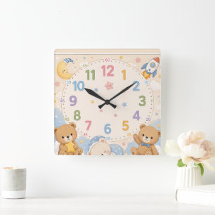 Een wandklok voor de kinderkamer vierkante klok