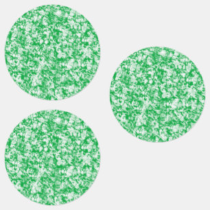 Een weelderige, groene varen met delicate, boogvor labels