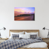 Een weg en een vuurtoren langs de kust op zonsonde canvas afdruk (Insitu (Slaapkamer))