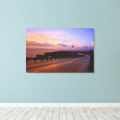 Een weg en een vuurtoren langs de kust op zonsonde canvas afdruk (Insitu (Houten vloer))
