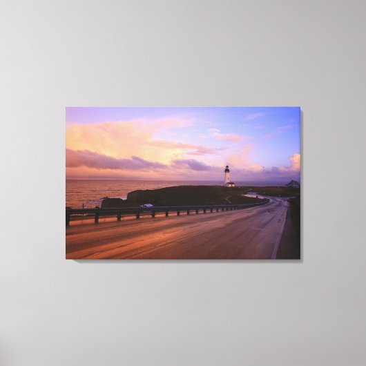 Een weg en een vuurtoren langs de kust op zonsonde canvas afdruk (Voorkant)