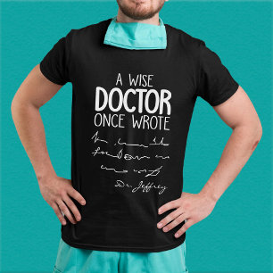 Een wijze dokter schreef ooit - grappige dokter ci t-shirt