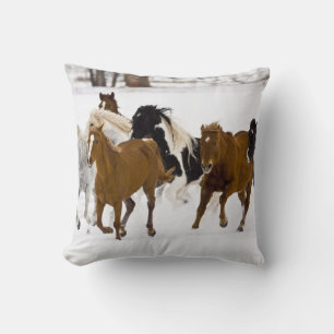 Een winters landschap met rennende paarden kussen