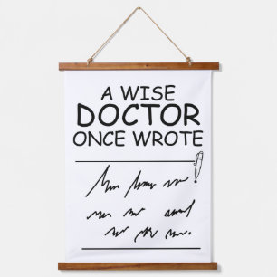 Een Wise Doctor Once Wrote - Funny Doctor citeert Hangend Wandkleed