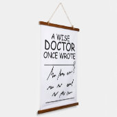 Een Wise Doctor Once Wrote - Funny Doctor citeert Hangend Wandkleed (Gebogen)