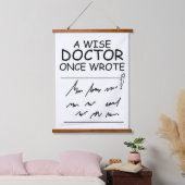 Een Wise Doctor Once Wrote - Funny Doctor citeert Hangend Wandkleed (Slaapkamer)