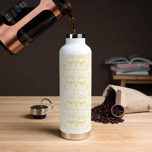 Een wit en goud behang met een patroon erop waterfles (Koffie)