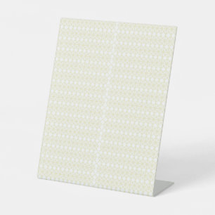 Een wit en goud geometrisch patroon reclamebord met voetstuk