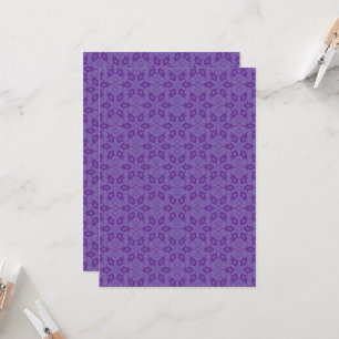 Een wit inpakpapier met een herhalend patroon van kaart
