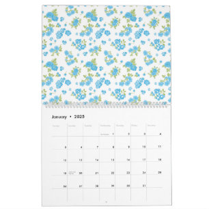 Een witte achtergrond met blauwe bloemen en groene kalender