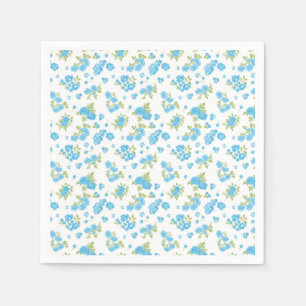 Een witte achtergrond met blauwe bloemen en groene servet