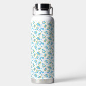 Een witte achtergrond met blauwe bloemen en groene waterfles (Achterkant)