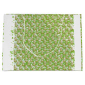 Een witte achtergrond met bruine stippen erop groot cadeauzakje (Voorkant)