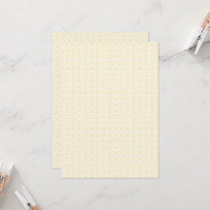 een witte en gouden behang met een patroon erop kaart
