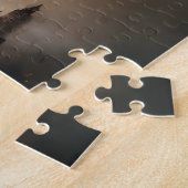 Een witte engel vrouw torent over een vernieling legpuzzel (Zijkant)