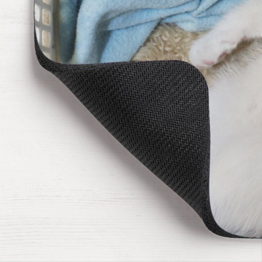 Een witte kat die in een wasmand slaapt, muismat (Hoek)